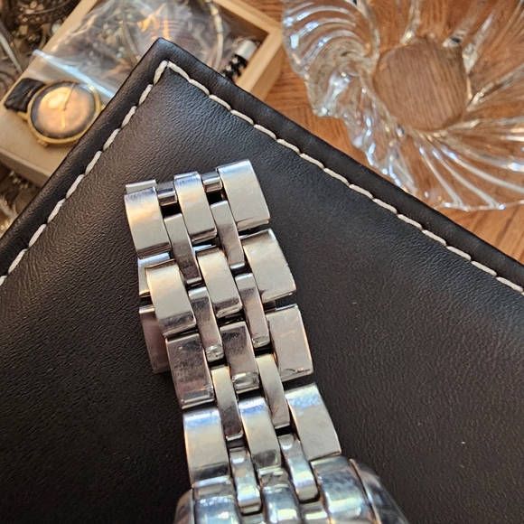 Womans stainless steel Swiss Army watch - Picture 6 of 6